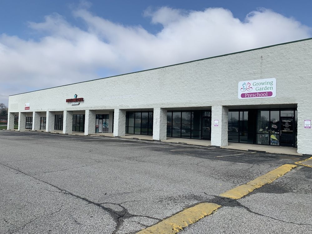 Blackiston Mill Rd Shopping Center: 1418 & 1420 Blackiston Mill Rd, Clarksville, IN 47129